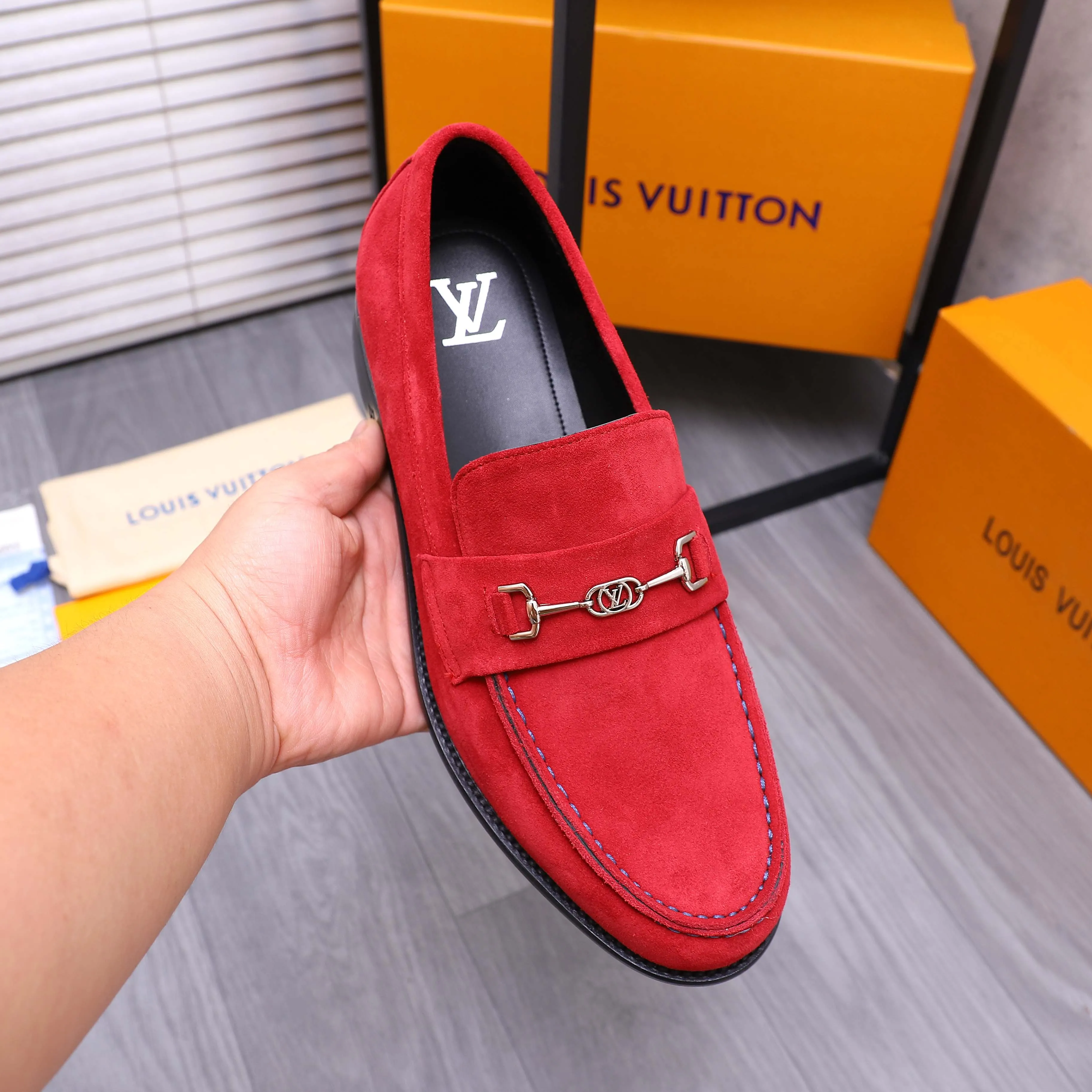 Men's shoes 💰660 Product trademark: LV [Louis Vuitton] business casual slip-on leather shoes, regular size. Size: 39-44 (38.45 custom-made, non-refundable) Product materials: Selected frosted cowhide upper, cowhide lining, original outsole